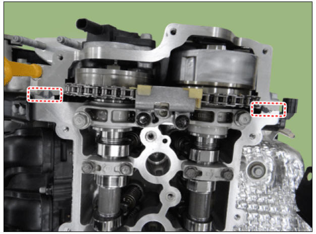 (4) Install the new cylinder head cover gasket (A).