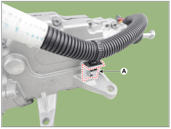 2) Disconnect the clutch actuator motor connector (B).
