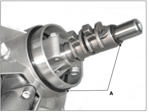 3) Apply gear oil to the surface of O-rings.