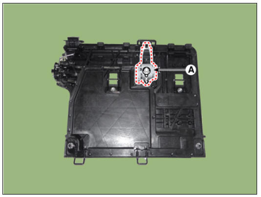 Rear center seat belt retractor