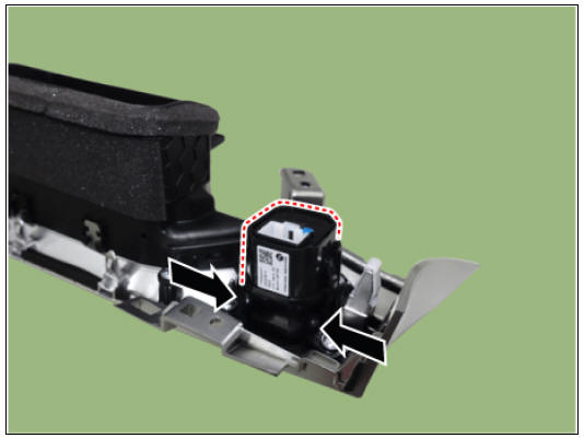 (2) Remove the start/stop button bracket (A) after loosening the mounting